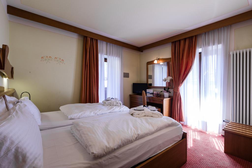 Hotel Collini Pinzolo Esterno foto