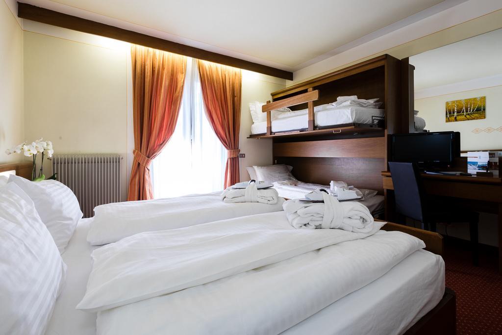 Hotel Collini Pinzolo Esterno foto