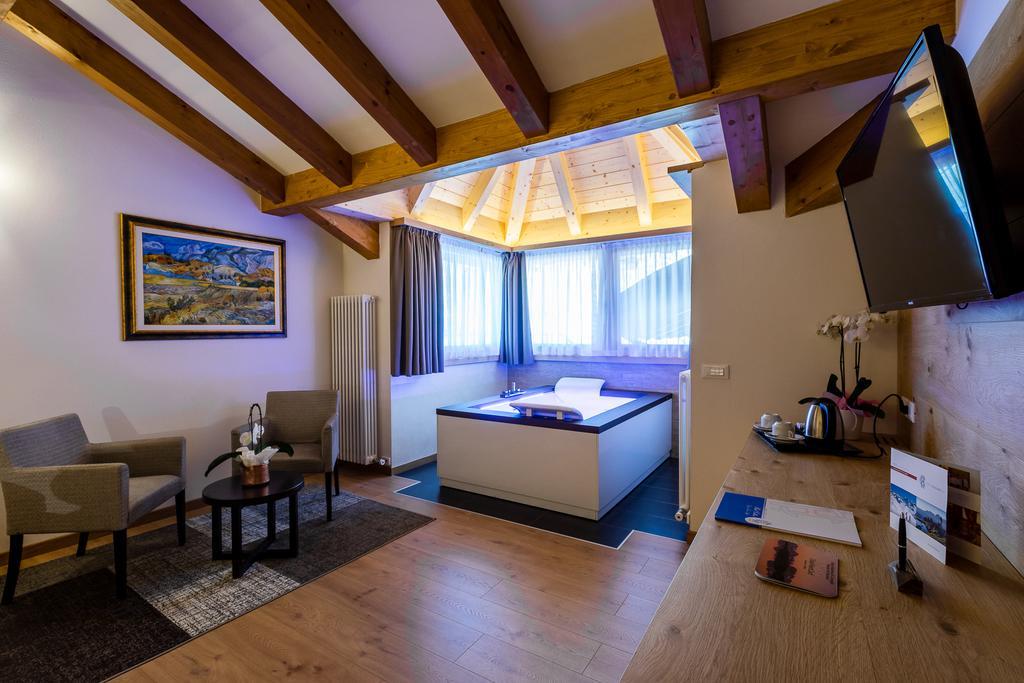 Hotel Collini Pinzolo Esterno foto