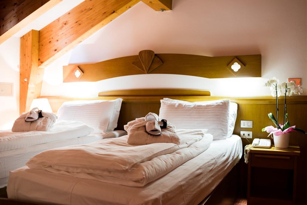 Hotel Collini Pinzolo Esterno foto