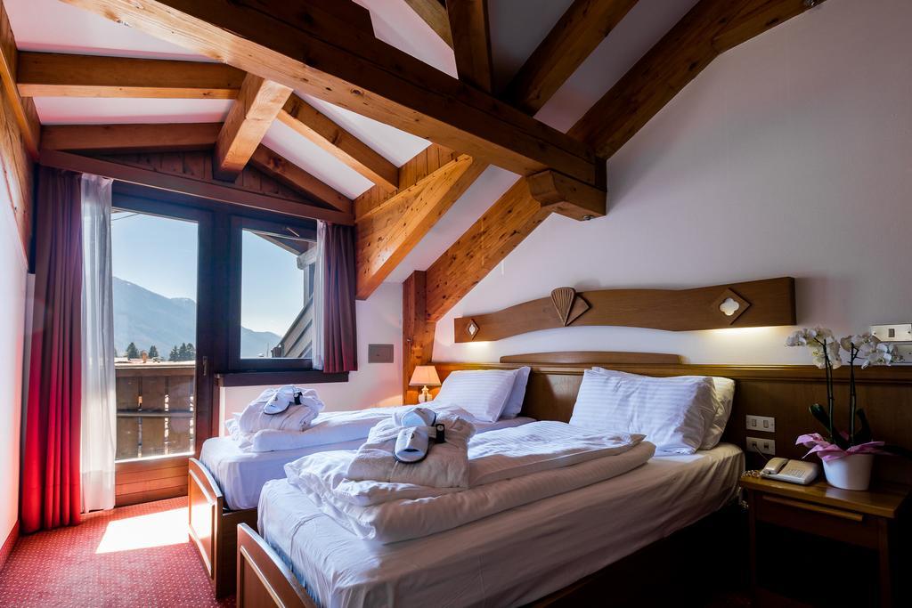 Hotel Collini Pinzolo Esterno foto