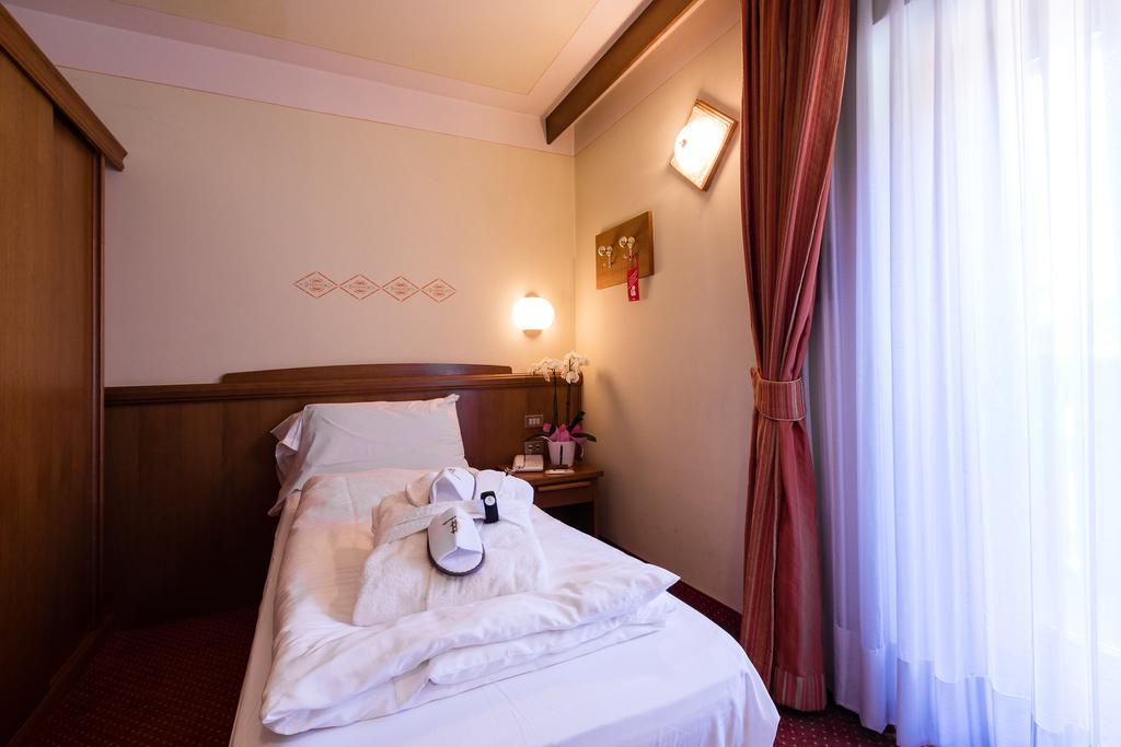 Hotel Collini Pinzolo Esterno foto
