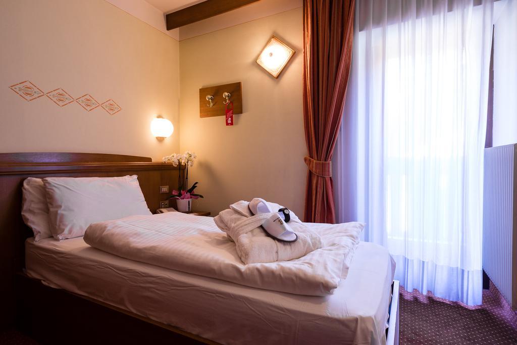 Hotel Collini Pinzolo Esterno foto