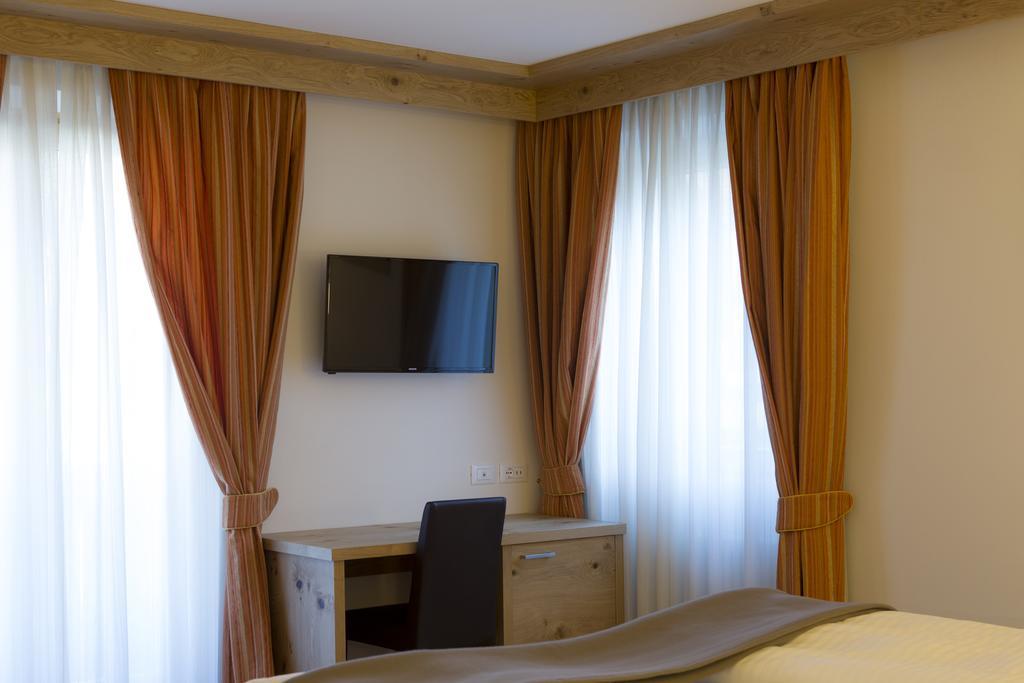 Hotel Collini Pinzolo Esterno foto