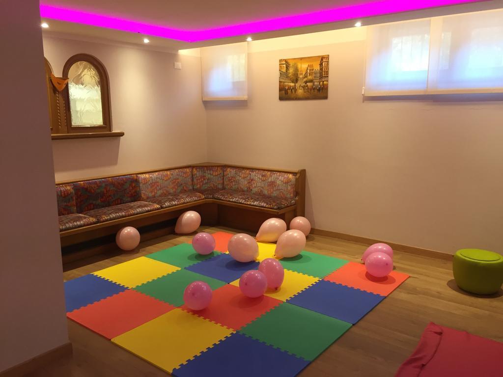 Hotel Collini Pinzolo Esterno foto